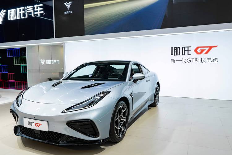 深圳163哪吒汽车在智能汽车领域的表现，领途汽车在新能源汽车市场中的影响力